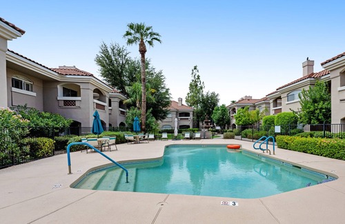 McCormick Ranch Condominio | Condo in a gated community with balcony, pool, hot tub, gym - near Talking Stick