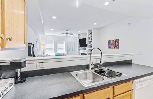 Cherokee Triangle Condominio | Condo in the Highlands walkable to restaurants, bars, and shopping