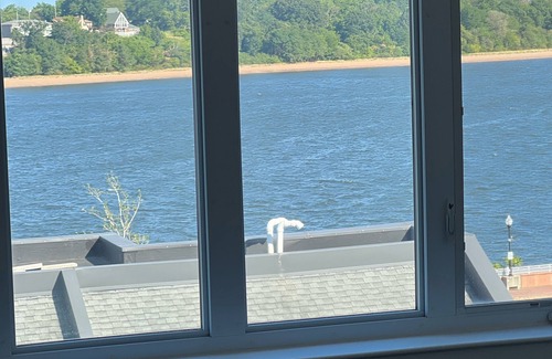 Perth Amboy Condominio | CONDO LIKE NO OTHER |SAUNA|OCEAN VIEW | POOL TABLE