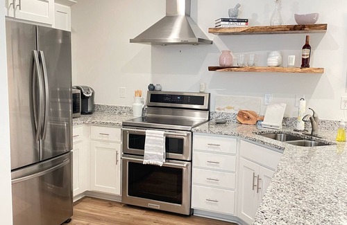 Aiken Condominio | Condo located downtown Aiken that's only a 5-minute walk to the Alley!