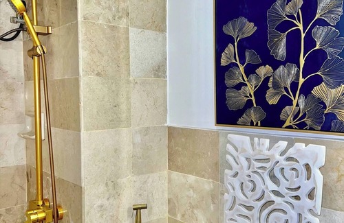 Alabang Casa | Condo Near Airport Okada MOA w/ 60 inch smart TV