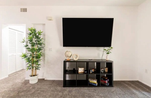 Airport Area Condominio | Condo near beach/Airport/UCI Ideal For Long Stay