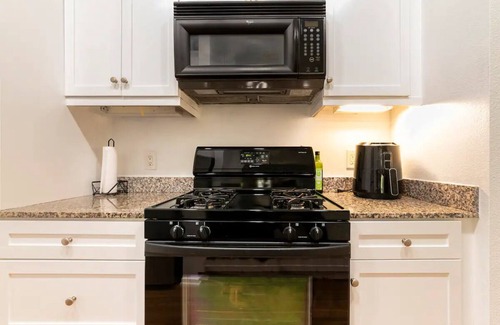 Airport Area Condominio | Condo near beach/Airport/UCI Ideal For Long Stay