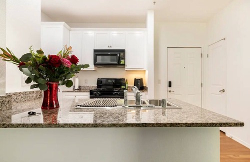Airport Area Condominio | Condo near beach/Airport/UCI Ideal For Long Stay