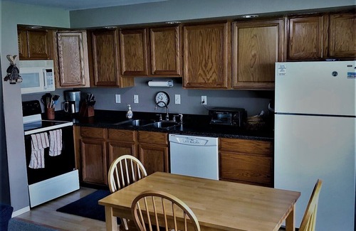 Quincy Condominio | Condo nearby pool and the Gorge shuttle stop