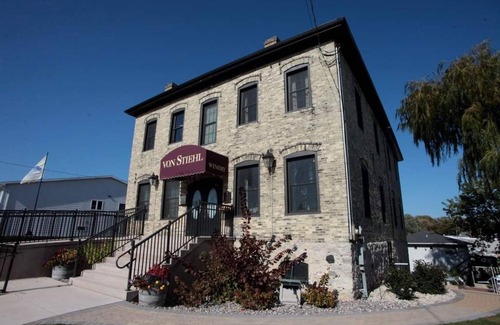Algoma Condominio | Condo on the Ahnapee River