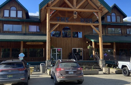Anglemont Condominio | Condo on the Shuswap lake! Nice 2 bedr 1 bth condo, waterfront and Boat tie!