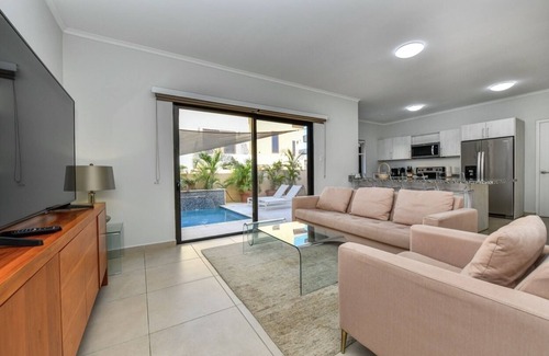 Gold Coast Condominio | Amazing Gold Coast PRIVATE POOL 3b/2b/Patio/Bbq