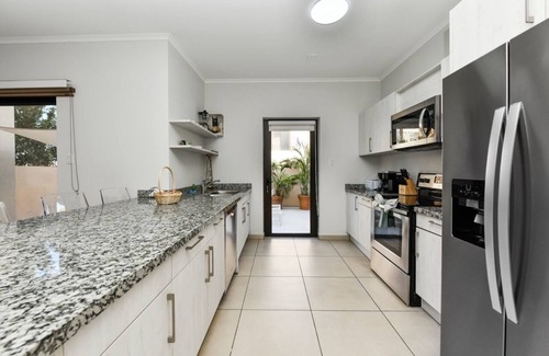 Gold Coast Condominio | Amazing Gold Coast PRIVATE POOL 3b/2b/Patio/Bbq