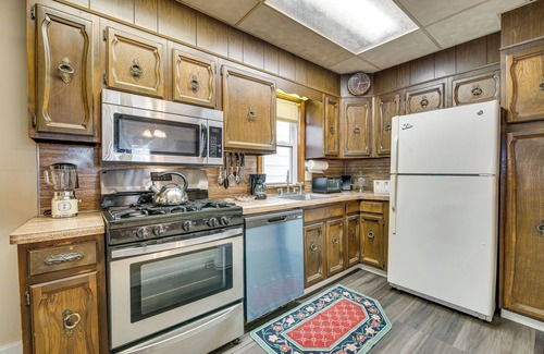 Bath Condominio | Condo Rental w/ Pool Access ~ 11 Mi to Allentown!