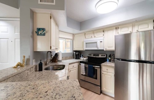 Ocean Side Village Condominio | Condo with all Essentials, Gym & Pool - Beachside