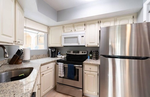 Ocean Side Village Condominio | Condo with all Essentials, Gym & Pool - Beachside