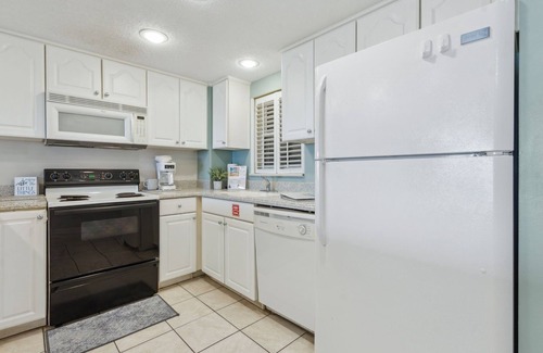 Fernandina Beach Condominio | Condo with Atlantic View from Private Patio, Short Walk to the Beach by RedAwning
