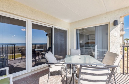 Fernandina Beach Condominio | Condo with Atlantic View from Private Patio, Short Walk to the Beach by RedAwning