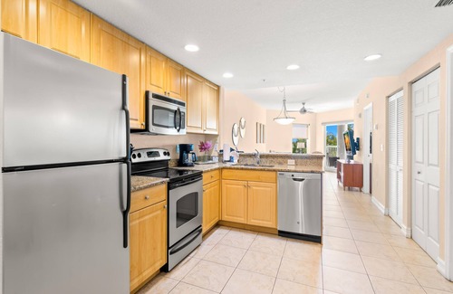 Capri Isle Condominio | Condo with Balcony- Pool, Hot Tub Access + Short Walk to Beach!
