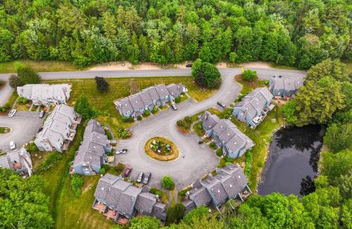 North Woodstock Apartamento | Condo with Deck and Grill Less Than 5 Miles to Loon Mountain!