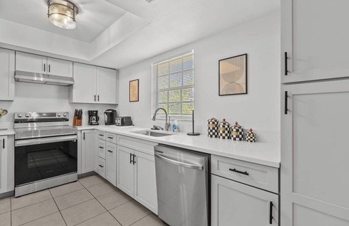 Englewood South Condominio | Condominio con piscina climatizada, las playas están a minutos de distancia