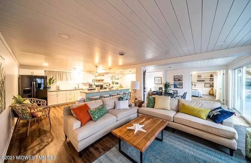 Detroit Lakes Condominio | Condo with Lakefront View. 3 Bedroom, Large entertaining space with Dock / Slip!