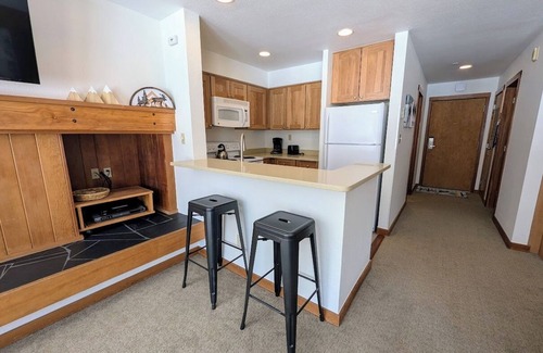 Lakeside Village Condominio | Condo with pool and hot tub onsite & free shuttle