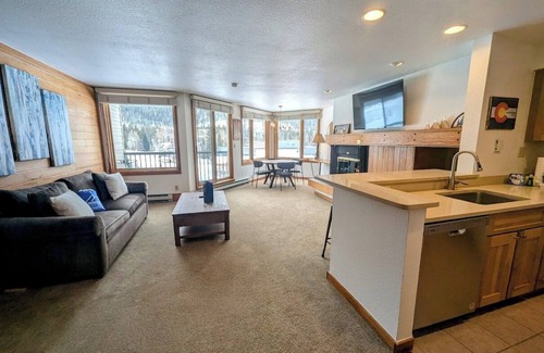 Lakeside Village Condominio | Condo with pool and hot tub onsite & free shuttle