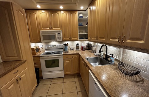 Harbor Village Condominio | Condo with pool, walking distance to beach, groceries and several restaurants
