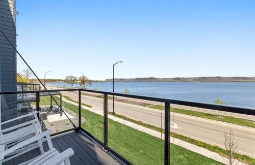 Lake City Condominio | Condo with stunning views of Lake Pepin - Assigned Garage - Unit 207