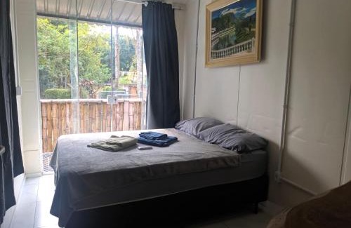 Morretes Apartamento | Condomínio Containers está localizado a 900m do centro de Morretes, local calmo e em meio a mata Atlântica