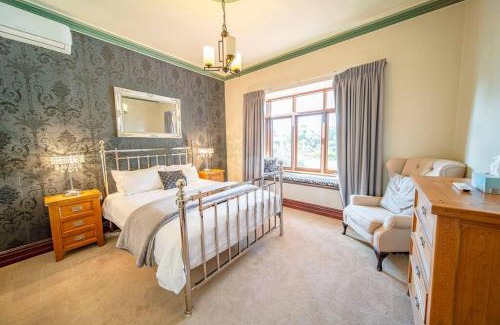 Maslin Beach Villa | Condor Estate Spacious with Vineyard & Fireplace