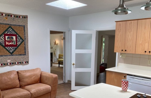 Oakridge Casa | Conference and Self-Isolation Paradise in Kerrisdale/Oakridge