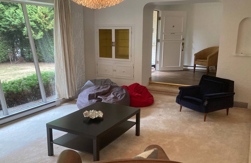 Oakridge Casa | Conference and Self-Isolation Paradise in Kerrisdale/Oakridge