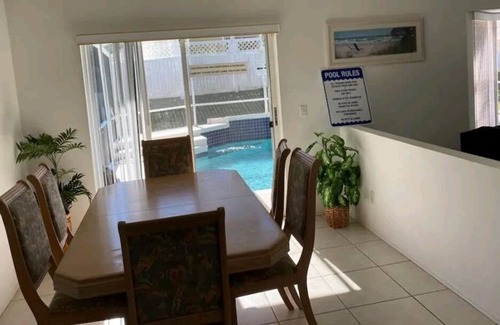 Lindfields Casa | Confortab Entire House to relax in the pool or enjoy near the parks