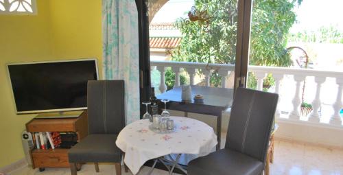 Icod de los Vinos Apartamento | Confortable Estudio con Terraza, Piscina y Barbacoa para Escapadas