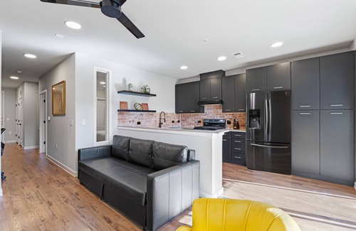 East Congress Apartamento | Congress King Suite I Pool, BBQ, Dog Park & Gym!