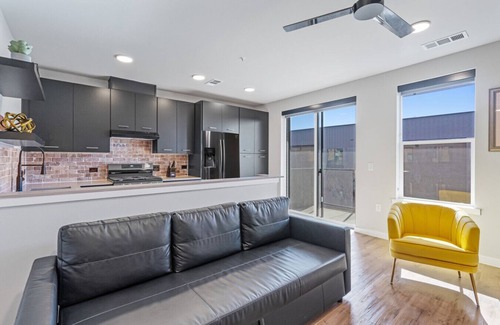 East Congress Apartamento | Congress King Suite I Pool, BBQ, Dog Park & Gym!