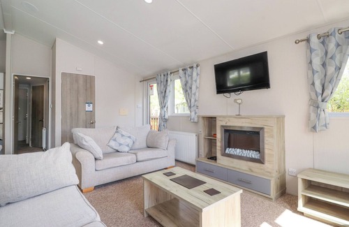 South Lakeland Leisure Village Cabaña | CONISTON, pet friendly, with hot tub in Carnforth