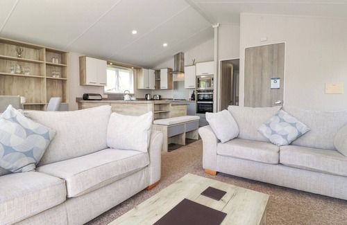 South Lakeland Leisure Village Cabaña | CONISTON, pet friendly, with hot tub in Carnforth