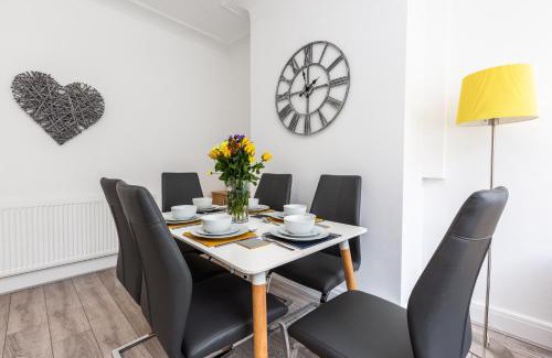 Preston Casa | Connaught House - Wi-Fi, Parking, Contractors