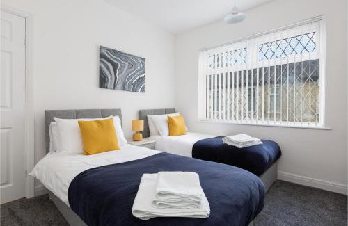 Preston Casa | Connaught House - Wi-Fi, Parking, Contractors