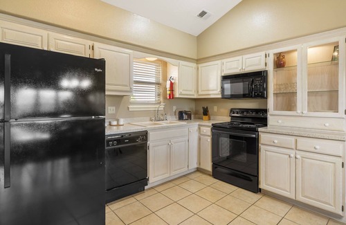 Branson West Condominio | Connecting Fully-Equipped Condo & Suite with Kitchenette