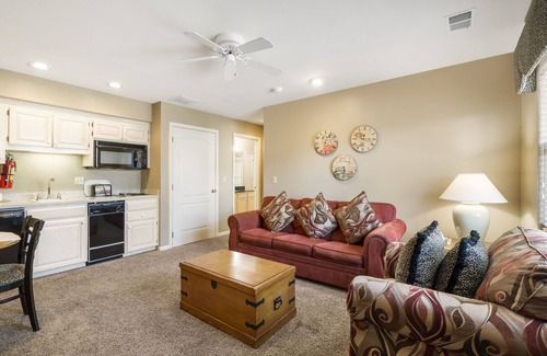 Branson West Condominio | Connecting Fully-Equipped Condo & Suite with Kitchenette