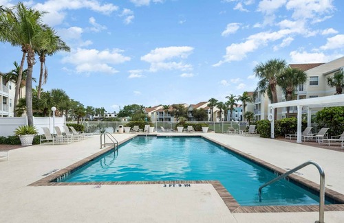 Ocean Side Village Condominio | Connie · Peaceful 2/2 Pondside Condo · Half mile to Beach