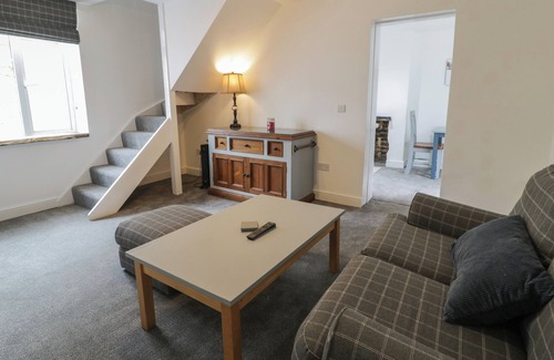 Hendrerwydd Cabaña | CONOR’S COTTAGE, pet friendly, character holiday cottage in Denbigh