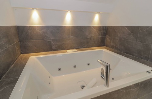 Hendrerwydd Cabaña | CONOR’S COTTAGE, pet friendly, character holiday cottage in Denbigh