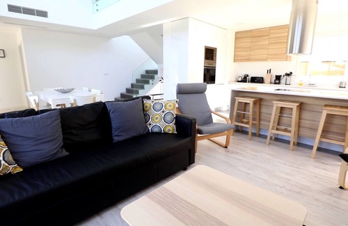 Charneca de Caparica e Sobreda Villa | Villa contemporánea con piscina climatizada cerca de Lisboa