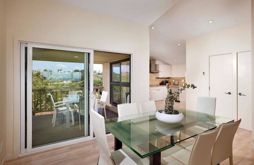 Solana Beach Casa | Casa de pueblo recientemente remodelada y diseñada de manera contemporánea con fabulosas vistas al mar.