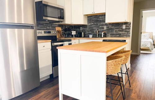 Avondale Apartamento | *Contemporary 1 BR by Xavier & Downtown w/ parking