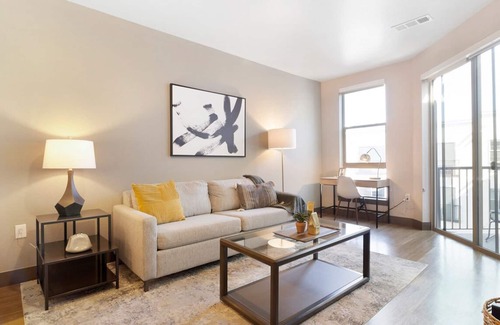 Capitol Hill Apartamento | Contemporary 1BR, in unit Washer/Dryer, parking with all amenities!
