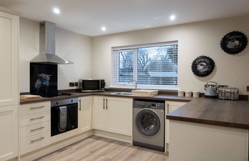 Hereford Casa | Contemporary 2 bed renovation with parking & garden