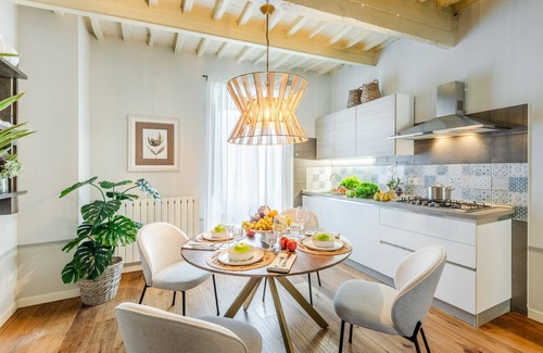 Montecarlo Apartamento | Contemporary 2 Bedrooms Apartment in Montecarlo