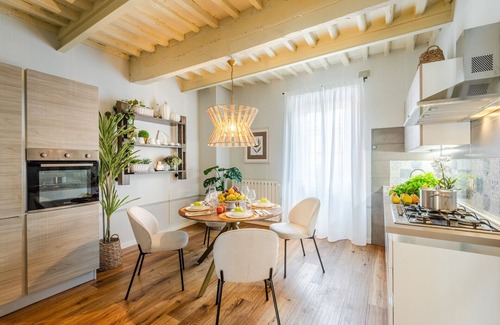 Montecarlo Apartamento | Contemporary 2 Bedrooms Apartment in Montecarlo